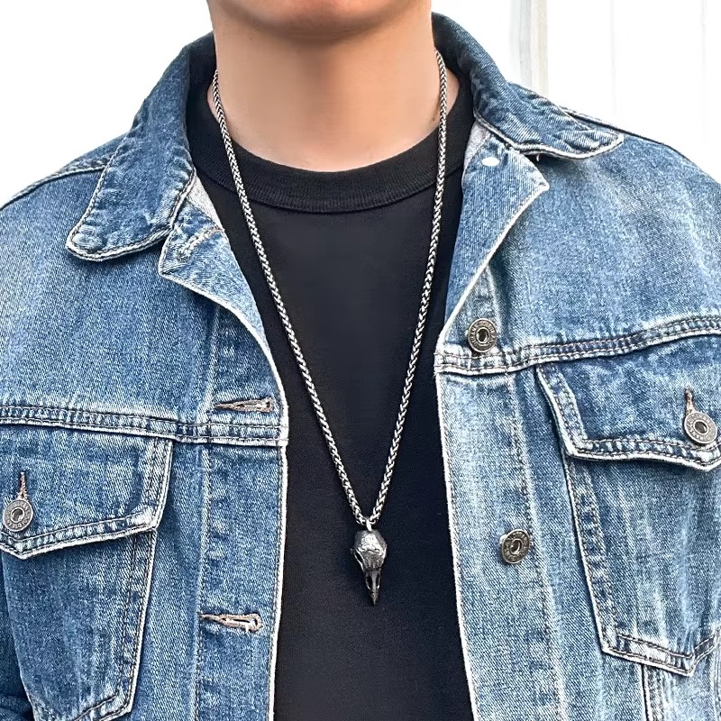 Halsband med korpskalle