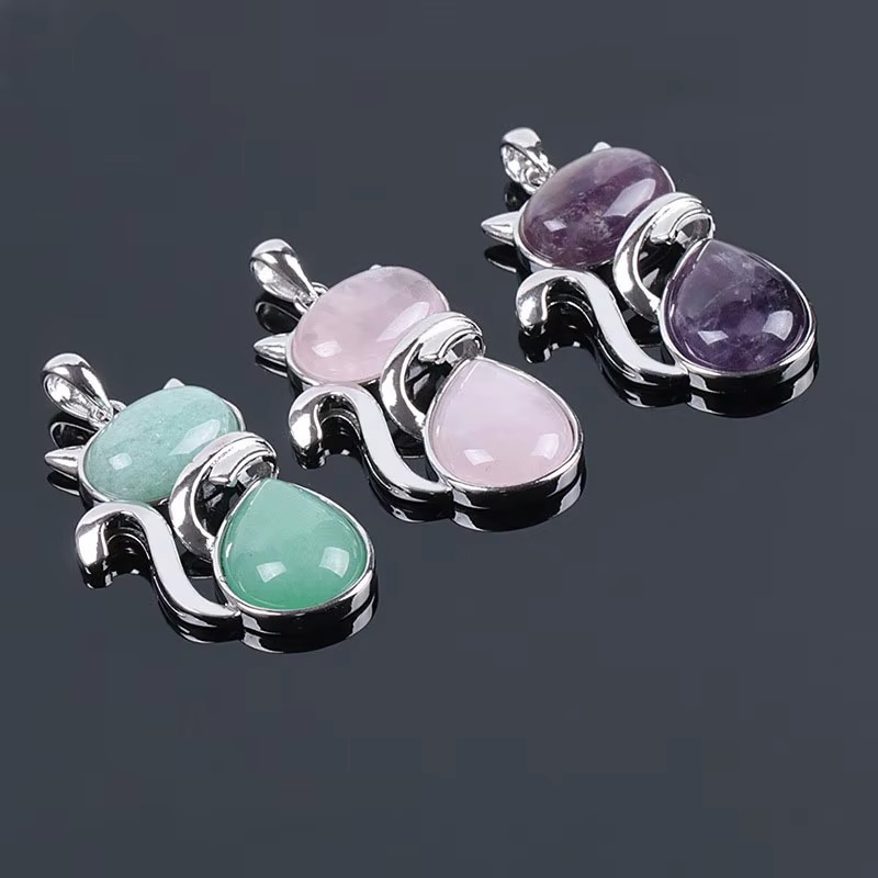 Halsband med katt i sten