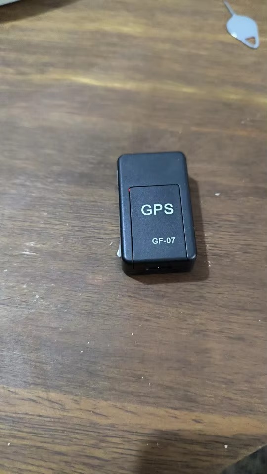 Magnetic GPS tracker photo review
