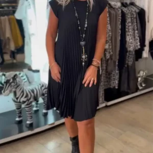 Casual dress with round neckline